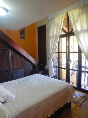 卡特马科Posada Bugambilias的一间卧室设有一张床和一个大窗户