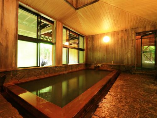 高山汤之平旅馆的窗户的房间内的游泳池