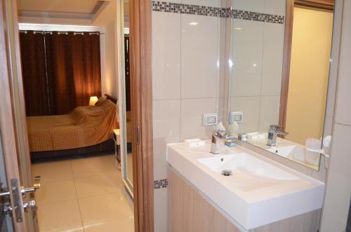 乔木提恩海滩拉古纳海滩2号度假公寓的一间带水槽和镜子的浴室