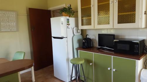 马奇Kaylee Cottage Mudgee的厨房配有白色冰箱和微波炉