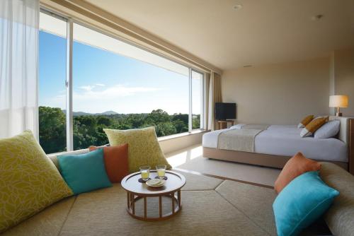 志摩市纳姆度假酒店的酒店客房设有一张床和一个大窗户