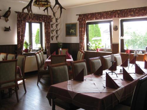 巴特拉珀瑙Wirtshaus zum Wilddieb的用餐室设有桌椅和窗户。