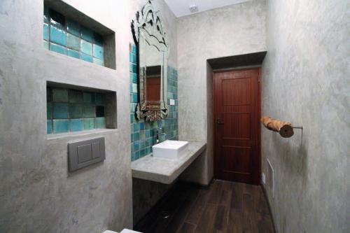 阿尔布费拉Casa Rocha的一间带水槽和红色门的浴室