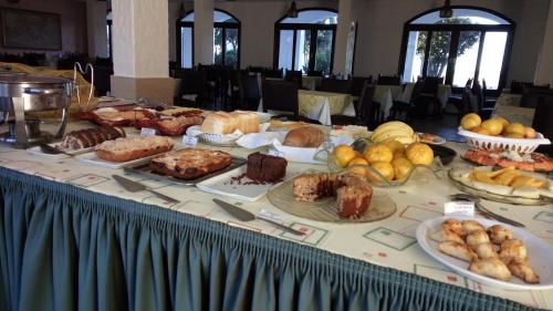 南圣洛伦索Hotel das Figueiras的一张桌子上有很多种不同的食物