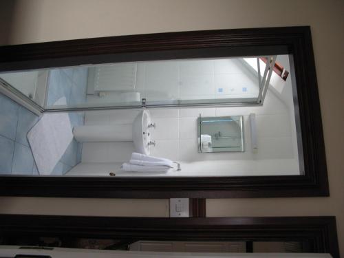罗斯特雷弗费特里斯住宿加早餐旅馆的浴室设有镜子和卫生间