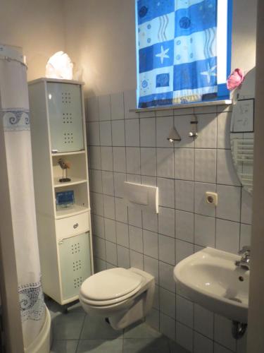 Usedom TownUsedom Sud的一间带卫生间和水槽的小浴室