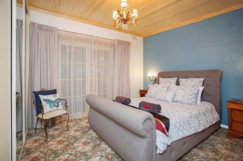 汉道夫阿恩多夫之家住宿加早餐旅馆的一间卧室配有一张床和一张沙发
