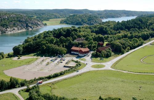 Stranderäng诺登斯阿克酒店的享有河边建筑物的空中景致