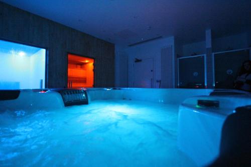 布罗德斯泰Yarrow Hotel的客房内的大浴缸里装有蓝色的水