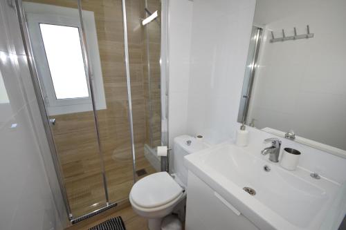 卡斯特尔德费尔斯卡斯特菲尔公寓的浴室配有卫生间、盥洗盆和淋浴。