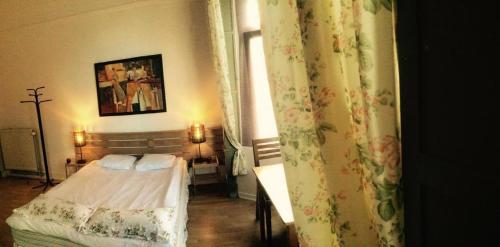 布鲁塞尔梅森德拉蜜月公寓式酒店-代埃尔泰贝克 小型酒店的一间卧室设有一张床和一个窗口