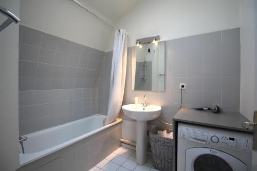波尔多Appart Hypercentre - Le Saint Projet的一间带水槽和洗衣机的浴室