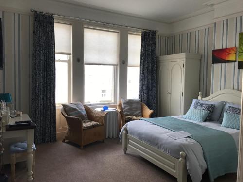 兰迪德诺克里克雷格酒店的一间卧室配有一张床、一把椅子和窗户。