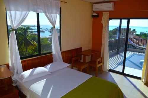 巴克里索莫雷诺港海豚之家酒店的一间卧室设有一张床和一个美景阳台