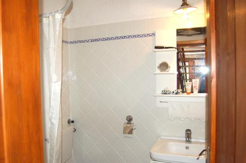 马来济格OlivaHouse的一间带卫生间和水槽的浴室