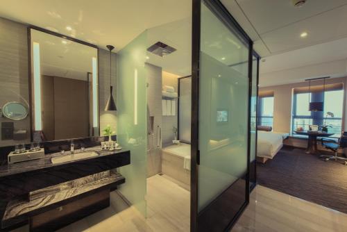 天津泛太平洋大酒店的一间浴室