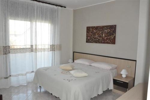 佩斯卡拉欧西住宿加早餐旅馆的白色的卧室设有床和窗户