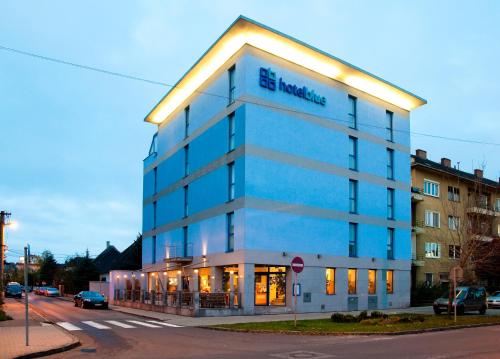布拉迪斯拉发伯拉第斯拉瓦布鲁酒店的蓝色的建筑,旁边标有标志