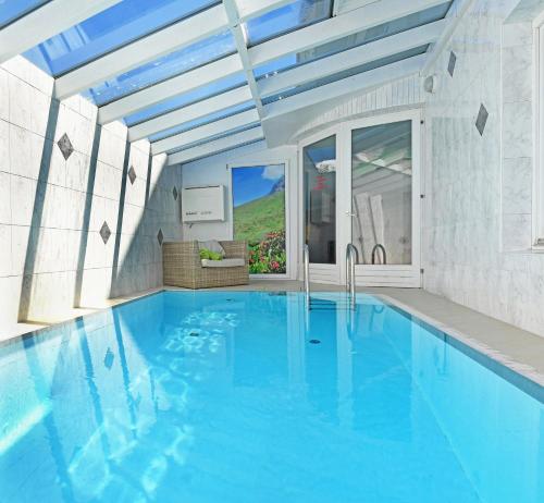 奥贝朴菲斯克雷比酒店的一座蓝色水的大型游泳池
