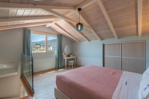 斯卡拉Pansion Ermioni的一间卧室设有一张床和一个大窗户