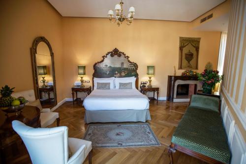 罗马山上天主圣三教堂皇家套房旅馆的一间卧室设有一张大床和一个壁炉