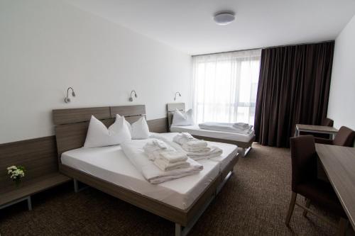 莱塔纳生活方式酒店客房内的一张或多张床位