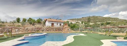 Arenas del ReyComplejo Rural El Molinillo的山地度假村的游泳池