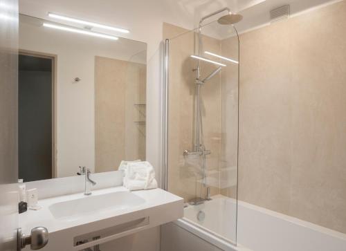 塞纳河畔伊夫里Résidence IFEC的一间带水槽和玻璃淋浴的浴室