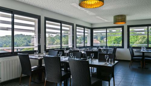 LarressoreHôtel Restaurant Aldaburua的用餐室设有桌椅和窗户。