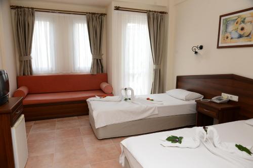 厄吕代尼兹卡贝尔海滩酒店的酒店客房,设有两张床和一张沙发