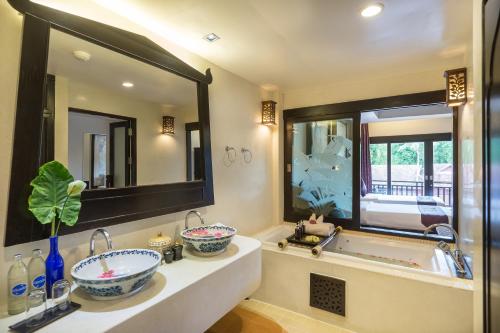 查汶Dara Samui Beach Resort Adult Only的浴室配有2个盥洗盆和1个浴缸。