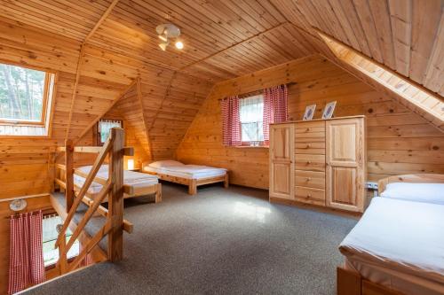 波别罗沃Adria Domki的小木屋内的卧室,配有两张床