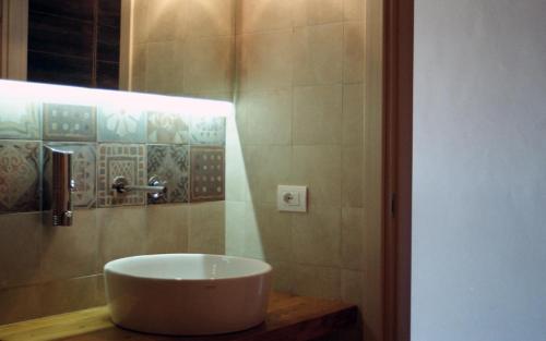 卡尔多纳佐Agriturismo Verdecrudo的台面上带白色水槽的浴室