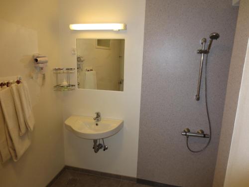 加德耶格Lille Margrethe的一间带水槽和淋浴的浴室