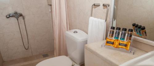 波罗斯Hotel Saron的带淋浴、卫生间和盥洗盆的浴室