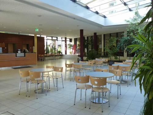 海德堡海德堡国际青年旅馆的大楼内带桌椅的自助餐厅