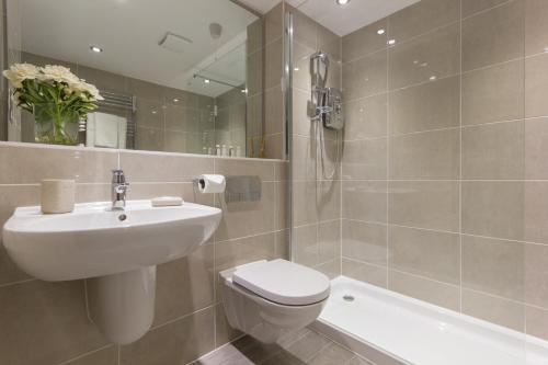 剑桥城市居住 - 戴尔公寓的一间带水槽、卫生间和淋浴的浴室