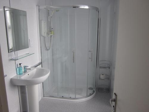 波索伊波特索伊车站酒店的带淋浴和盥洗盆的浴室