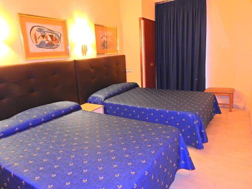 卡里拉博纳维斯塔旅馆的酒店客房,配有两张带蓝色床单的床