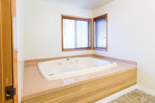 胡德里弗韦斯特克利夫洛基酒店的带浴缸的浴室和窗户