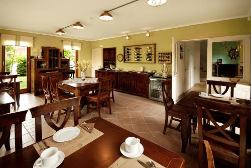 巴拉通马里亚弗都胡拉姆别墅住宿加早餐旅舍的厨房以及带木桌和椅子的用餐室。