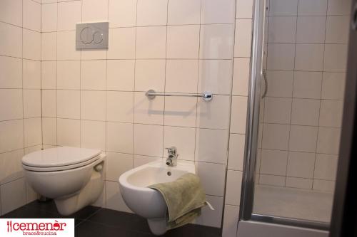鲁沃迪普利亚B&B Cemener的浴室配有卫生间、盥洗盆和淋浴。