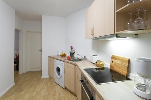 柏林Berlin City Apartments的厨房配有洗衣机和洗衣机。