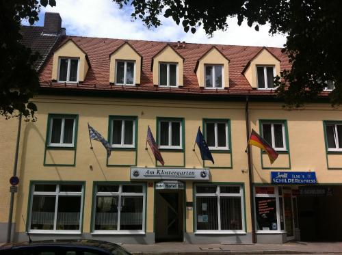 弗赖辛修道院花园酒店的一面有旗帜的建筑