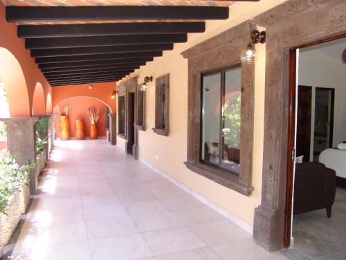 圣米格尔-德阿连德Hotel Casa Don Quijote的房屋的走廊,天花板