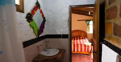 科塔卡奇Kallpa Wasi的一间带水槽和床的浴室