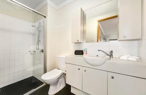珀斯里赫拉探索酒店的浴室配有卫生间、盥洗盆和淋浴。