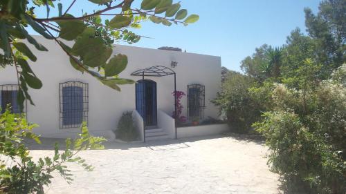 莫哈卡尔Casa Rural La Fuensanta的白色的房子,有蓝色的门和树木