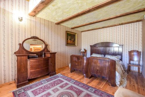 Laukžemė劳克瓦丽乡村民宿的一间卧室配有一张床和镜子