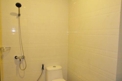 SagulungVenia Hotel Batam - CHSE Certified的带淋浴、卫生间和淋浴的浴室